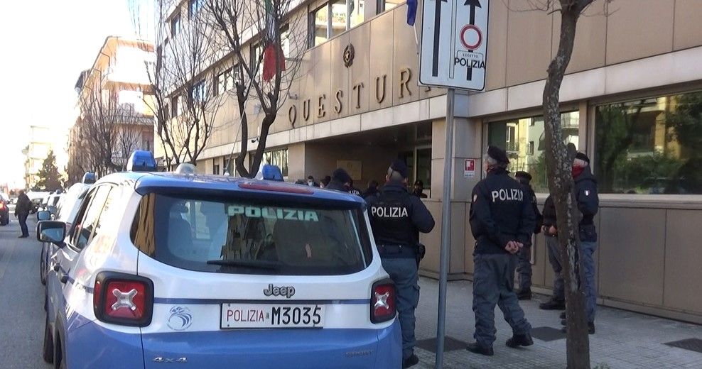 Spari in pieno giorno a Cosenza, ferito un uomo su viale Mancini: indaga la Polizia