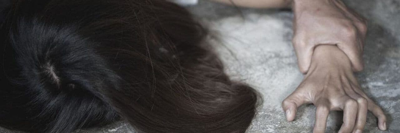 Anzio, aggredita e stuprata 19enne mentre rientra a casa