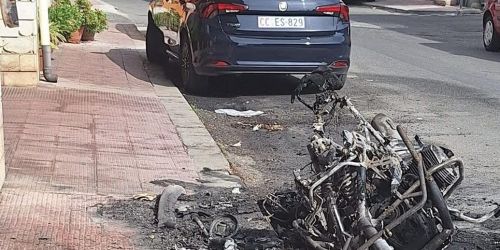 Fiamme nella notte a Bovalino, due moto distrutte da un incendio