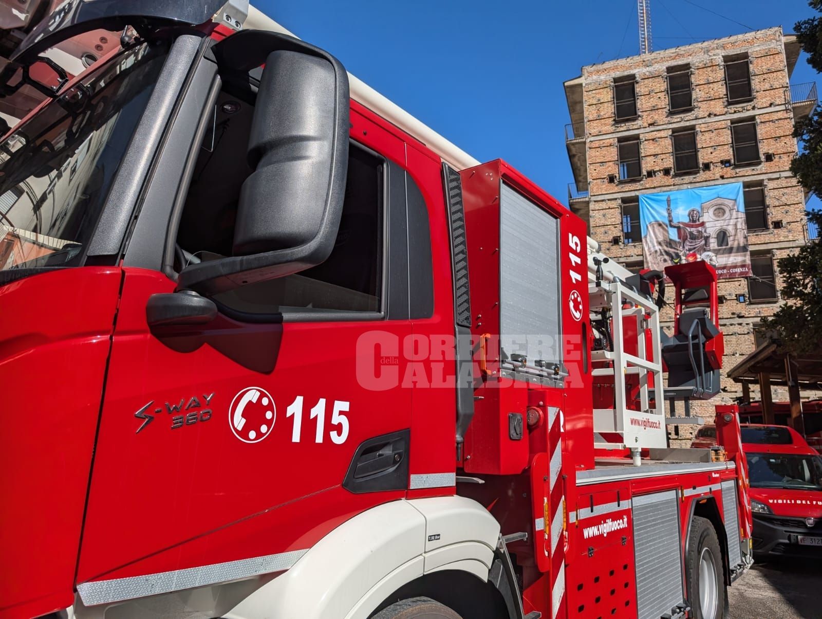 Esplosione in casa, morto un anziano