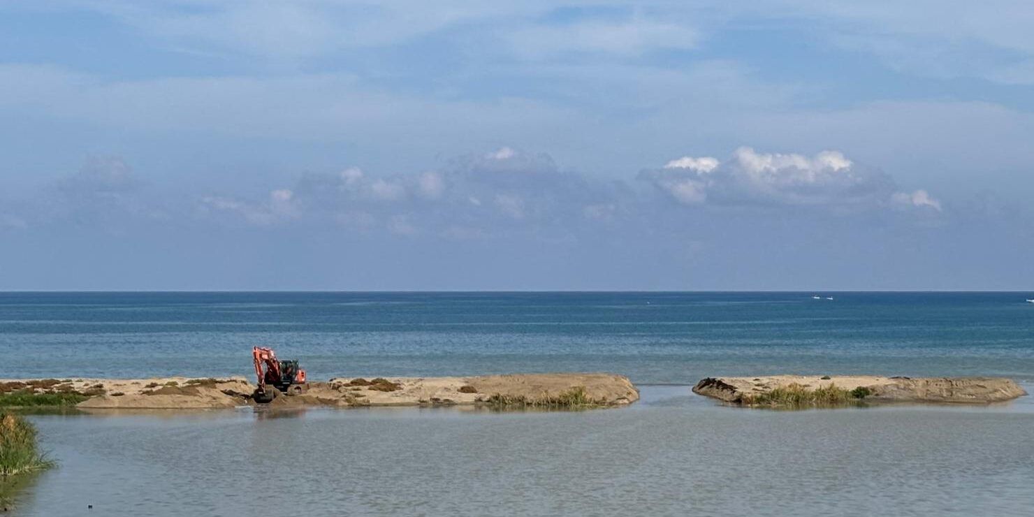 Bonifica di Crotone, avviati i lavori di pulizia della foce del fiume Esaro