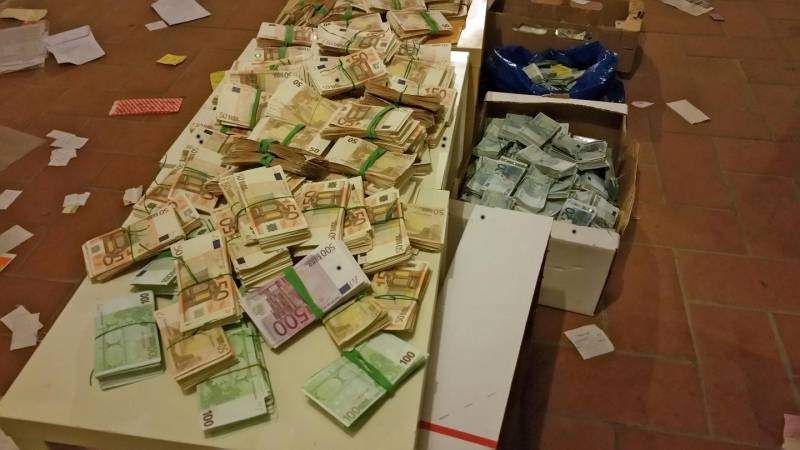 Cinquantatremila banconote nascoste in un caveau, denunciato calabrese