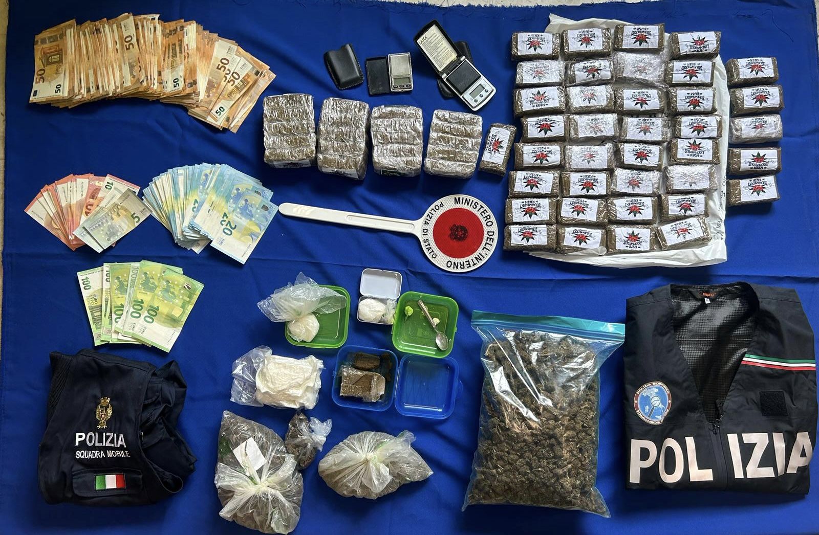 Perquisizioni nel Cosentino, rinvenuti soldi e droga in un fondo agricolo