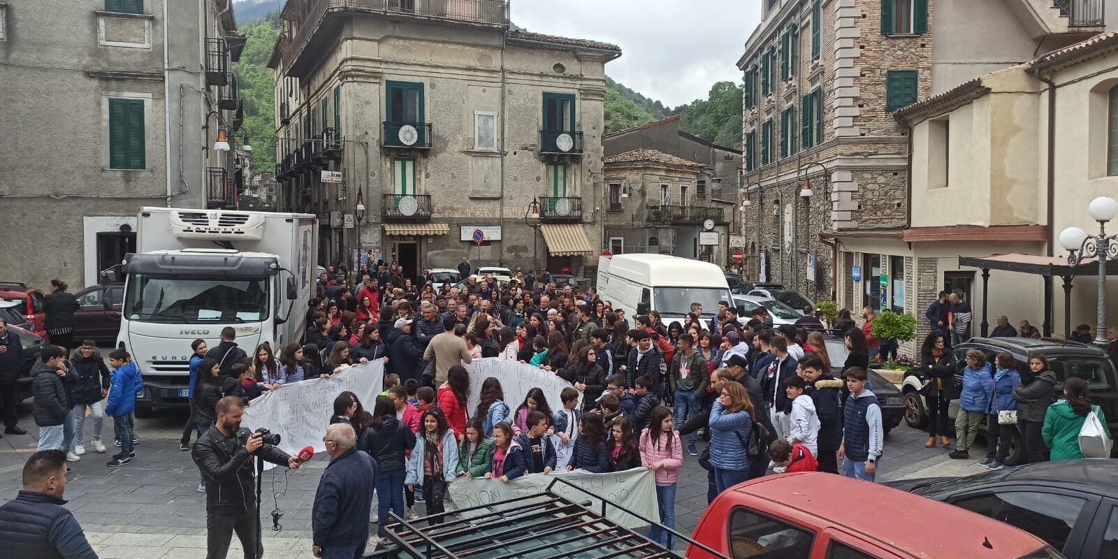 Longobucco e il “giallo” delle scuole chiuse. L’intera comunità in piazza per protestare