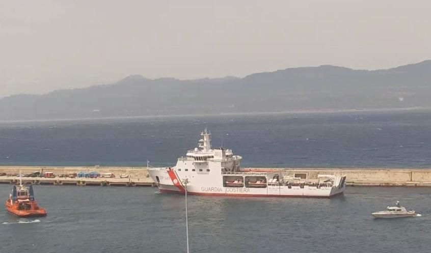La nave “Diciotti” approda di nuovo al porto di Reggio Calabria: sbarcano 500 migranti