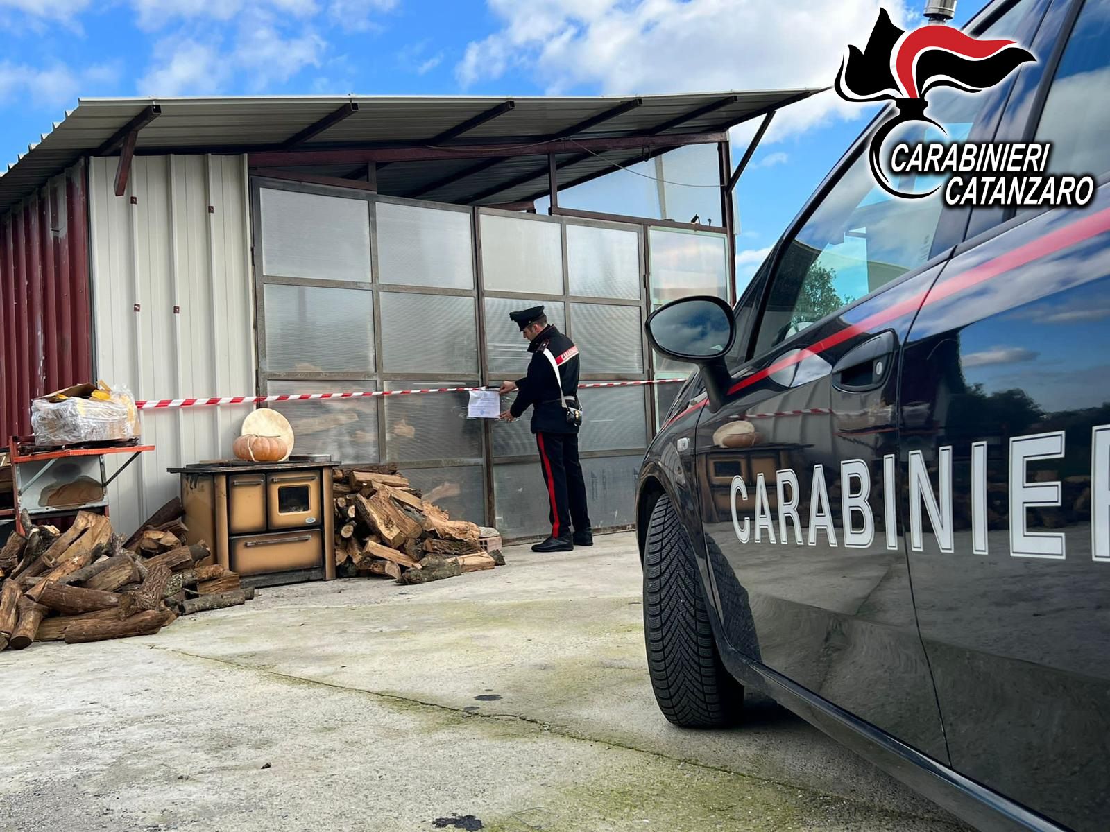 Scoperto a Borgia uno stabilimento abusivo di fitofarmaci, arrestato il titolare