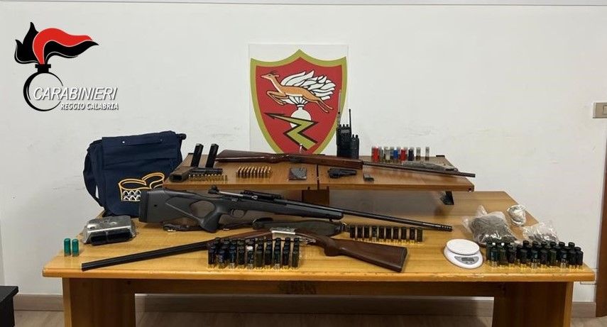 Nasconde armi e droga in casa, deferito un 34enne reggino
