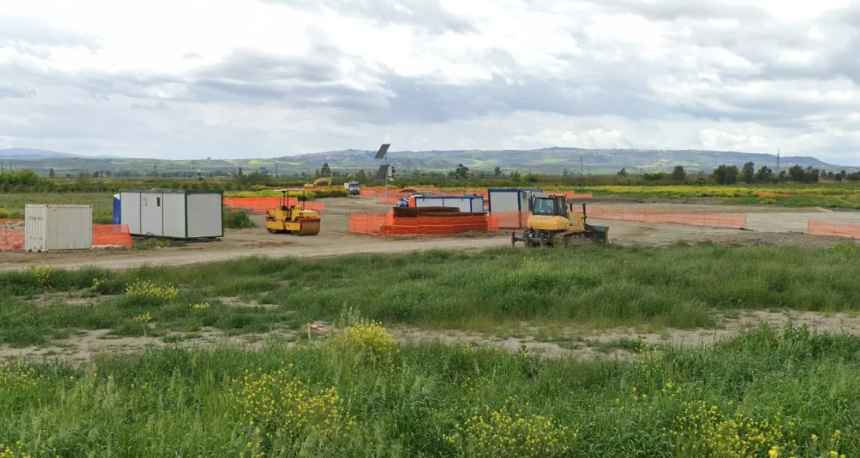 In fiamme nella notte una gru cingolata sui cantieri della Statale 106