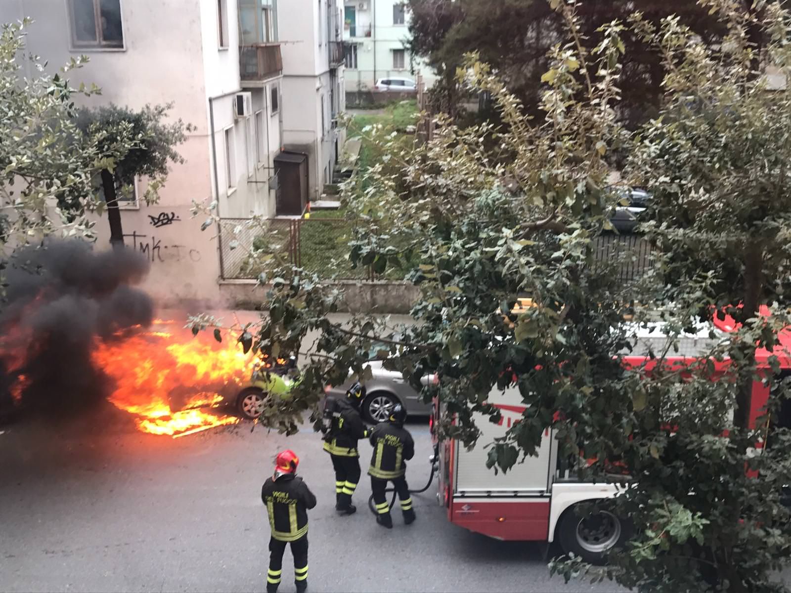 Cosenza, auto in fiamme in pieno centro – VIDEO