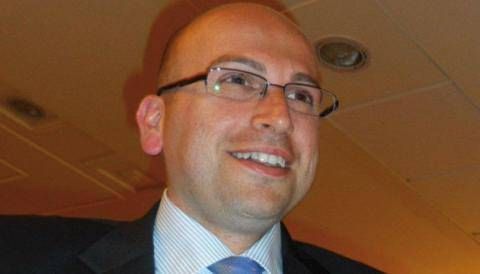 Colpi di estintore contro la porta del suo ufficio, aggredito sindaco di Marina di Gioiosa