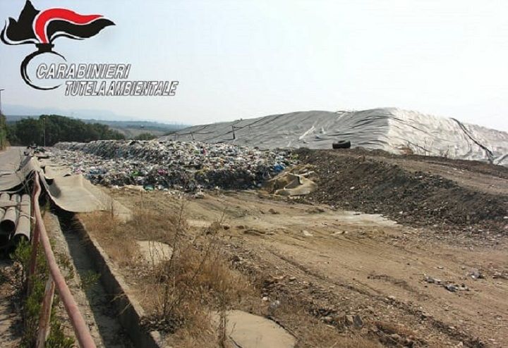 Traffico illecito di rifiuti, scatta il sequestro alla discarica di Lamezia
