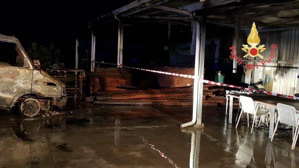 Botricello, in fiamme un deposito di materiale edile
