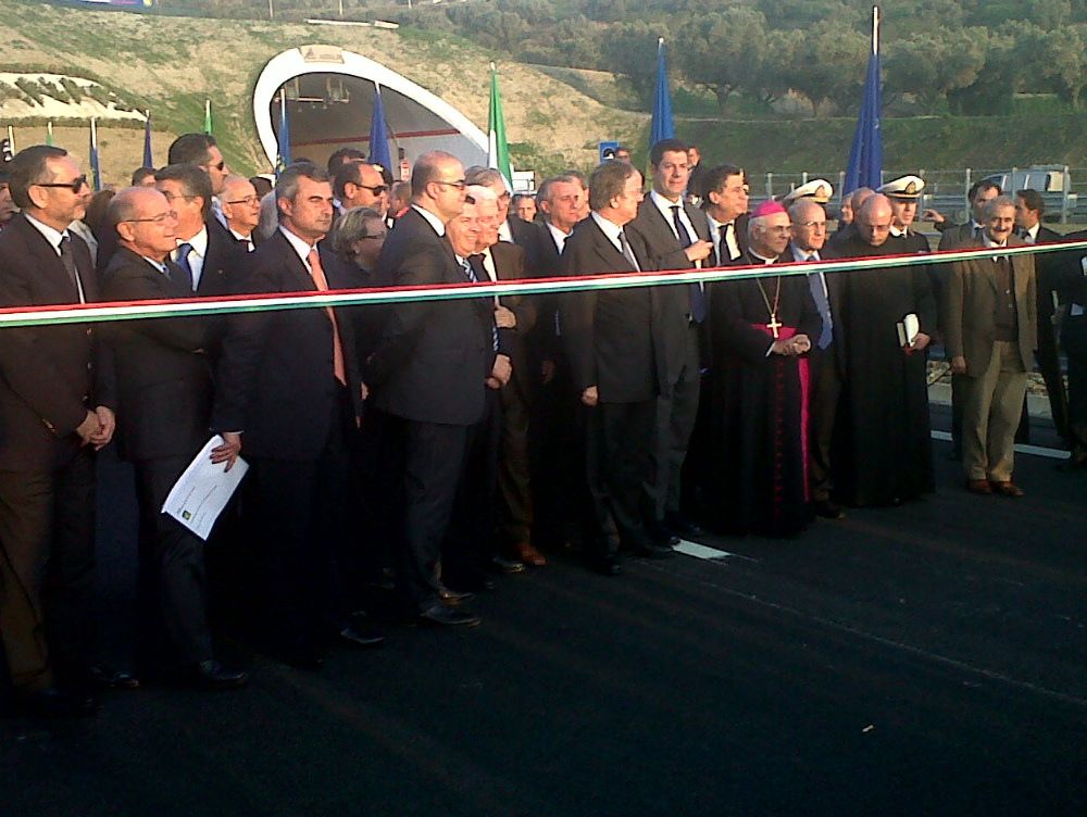 Statale 106, inaugurata solo metà strada