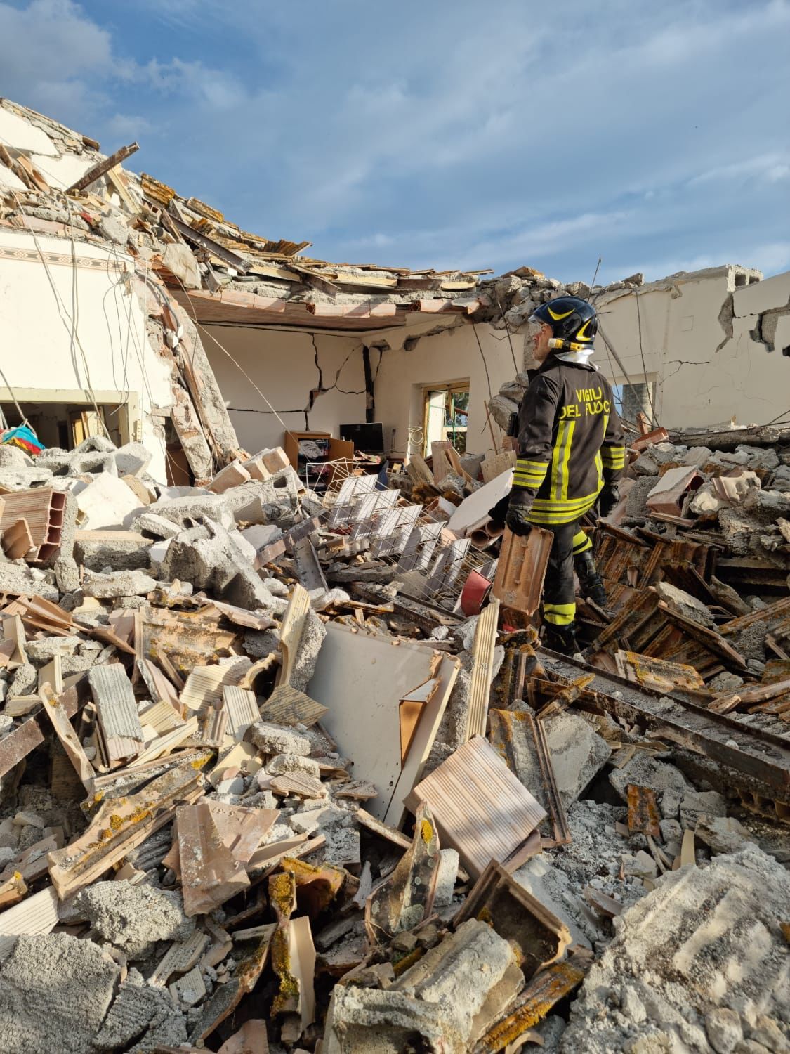 Fuga di gas a Cassano, casa esplode all’alba: un ferito – FOTO