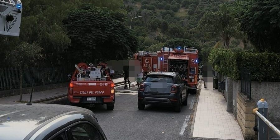 Paura a Catanzaro, incendio nelle villette a schiera del quartiere Santa Maria