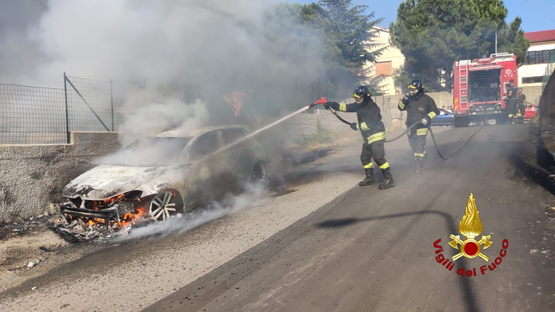 Auto in fiamme a Isola: giornata infinita per i vigili del fuoco di Crotone – VIDEO