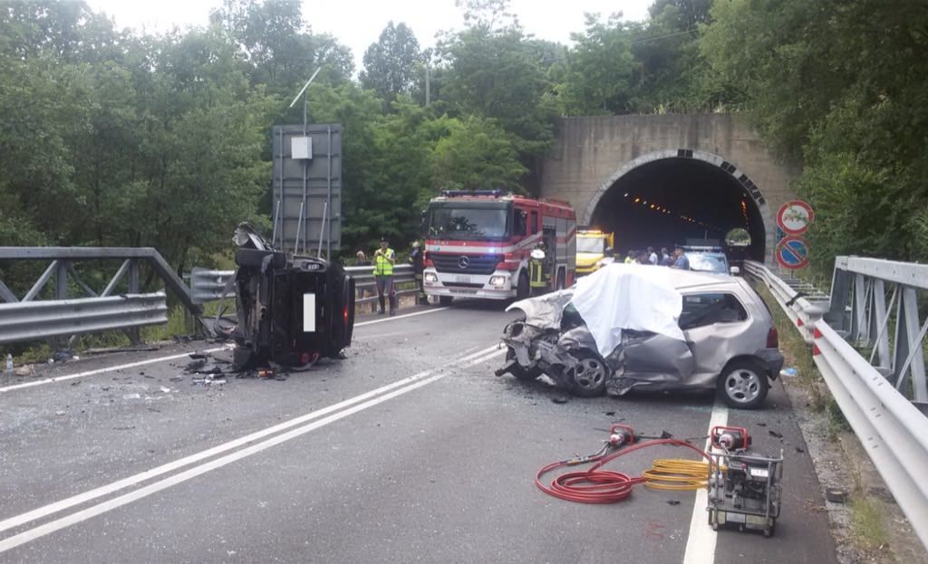 Tragico incidente sulla 107, morti un 16enne e un 22enne
