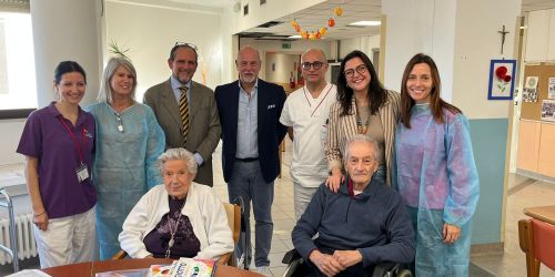 inter azione - minutolo con occhiali sulla testa e cravatta e nicosia al centro con pizzetto