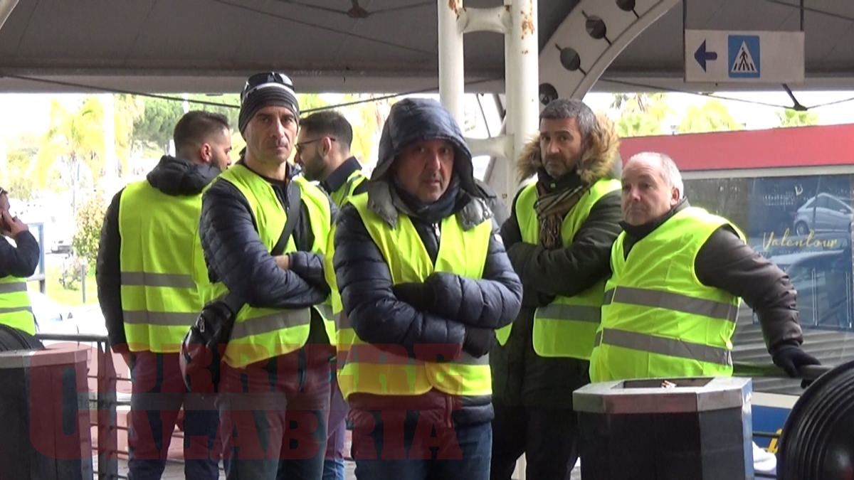 Aeroporto di Lamezia, sit-in dei lavoratori precari – VIDEO