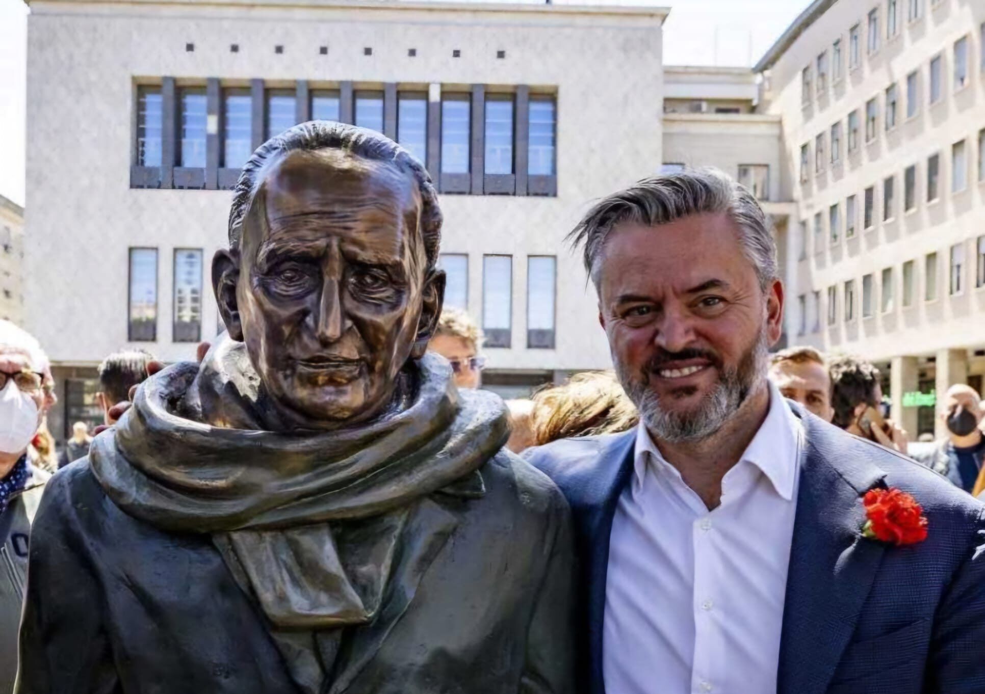 «Mancini “sfrattato” da Corso Mazzini è una vergogna, la Fondazione si riprenda la statua»