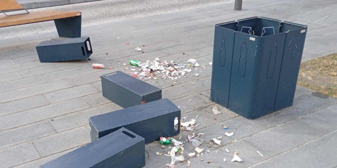 Raid vandalico nel centro di Vibo, cassonetti divelti e rifiuti sparsi ovunque in piazza Santa Maria – FOTO