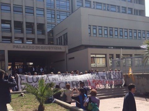 Processo per il cane ucciso a Sangineto, sit in davanti al tribunale