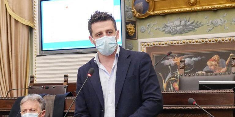 Vaccini, sindaci del Cosentino scrivono al governo: «Dosi coprono solo metà del fabbisogno»