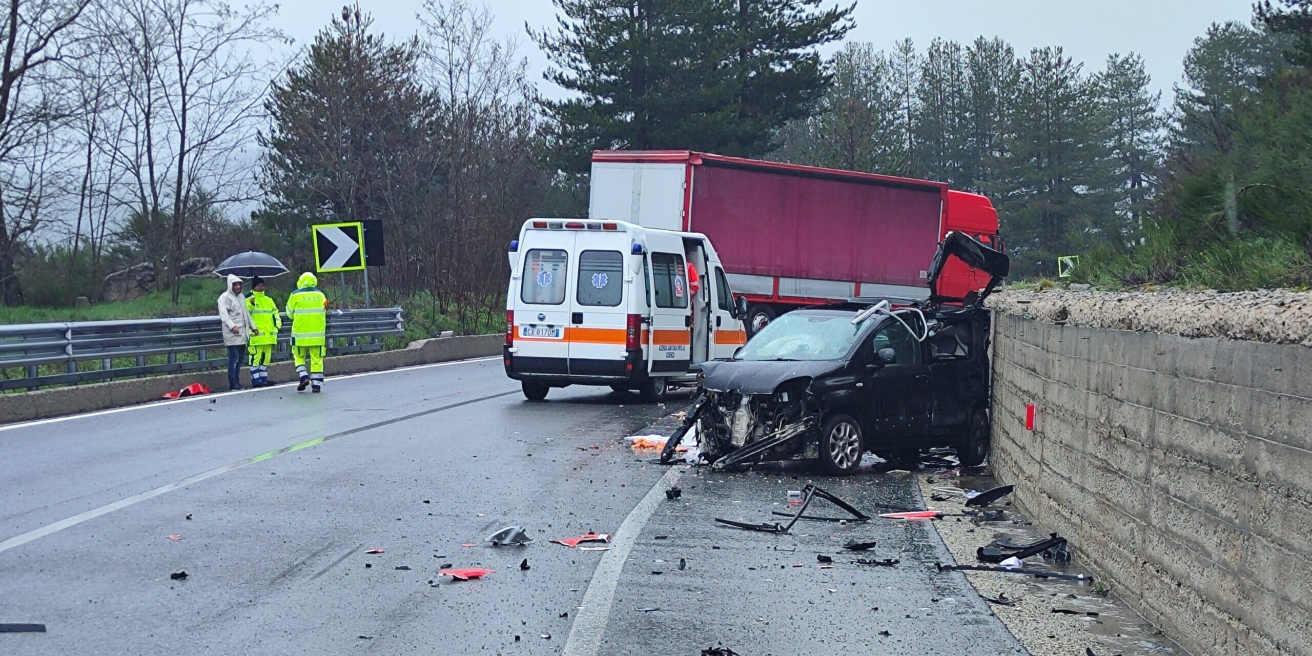 Scontro frontale tra un’auto e un camion, una vittima sulla Statale 107 Silana Crotonese