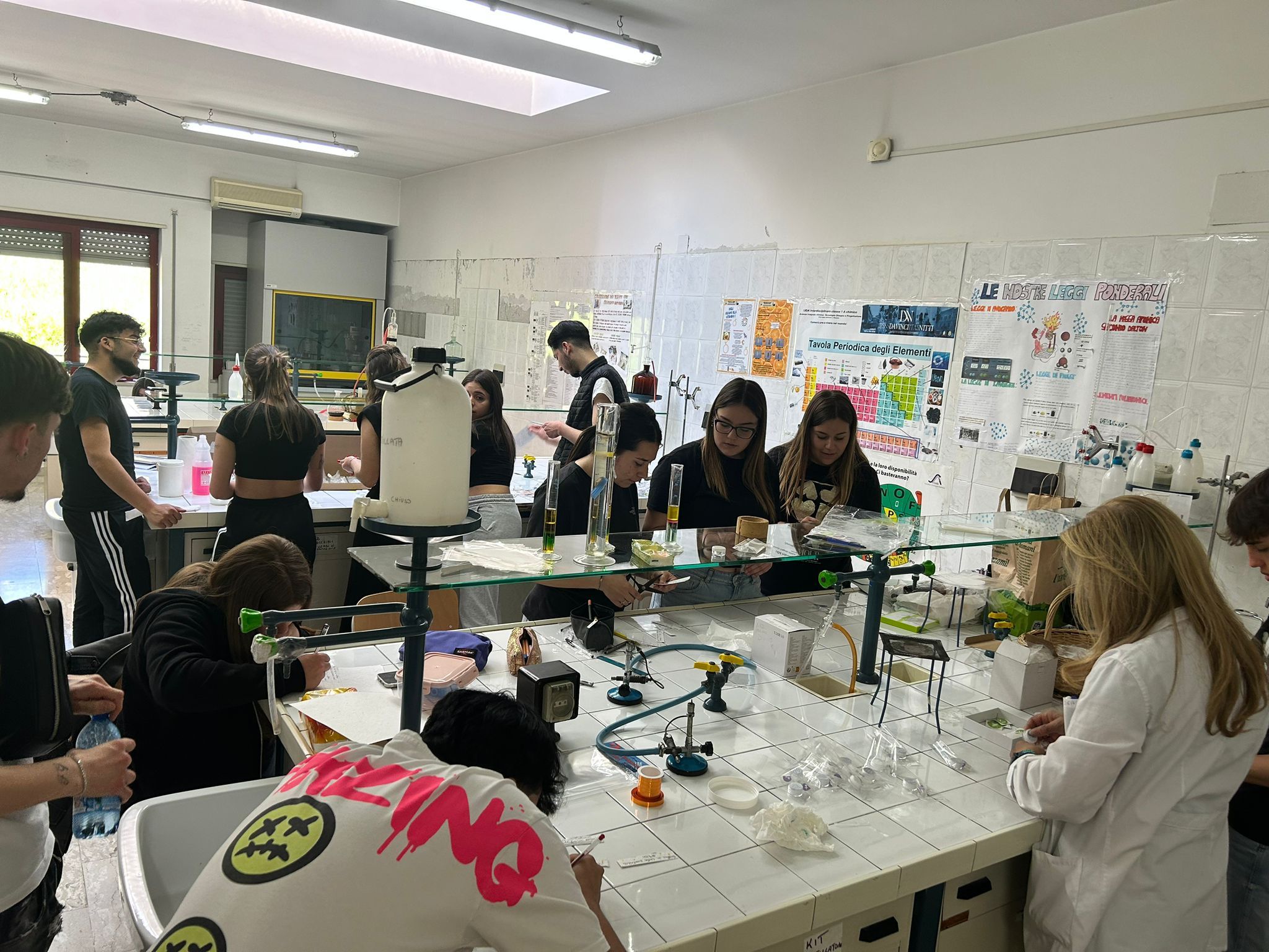 Una scuola profumata, i giovani “nasi” del “Da Vinci-Nitti” creano fragranze e creme