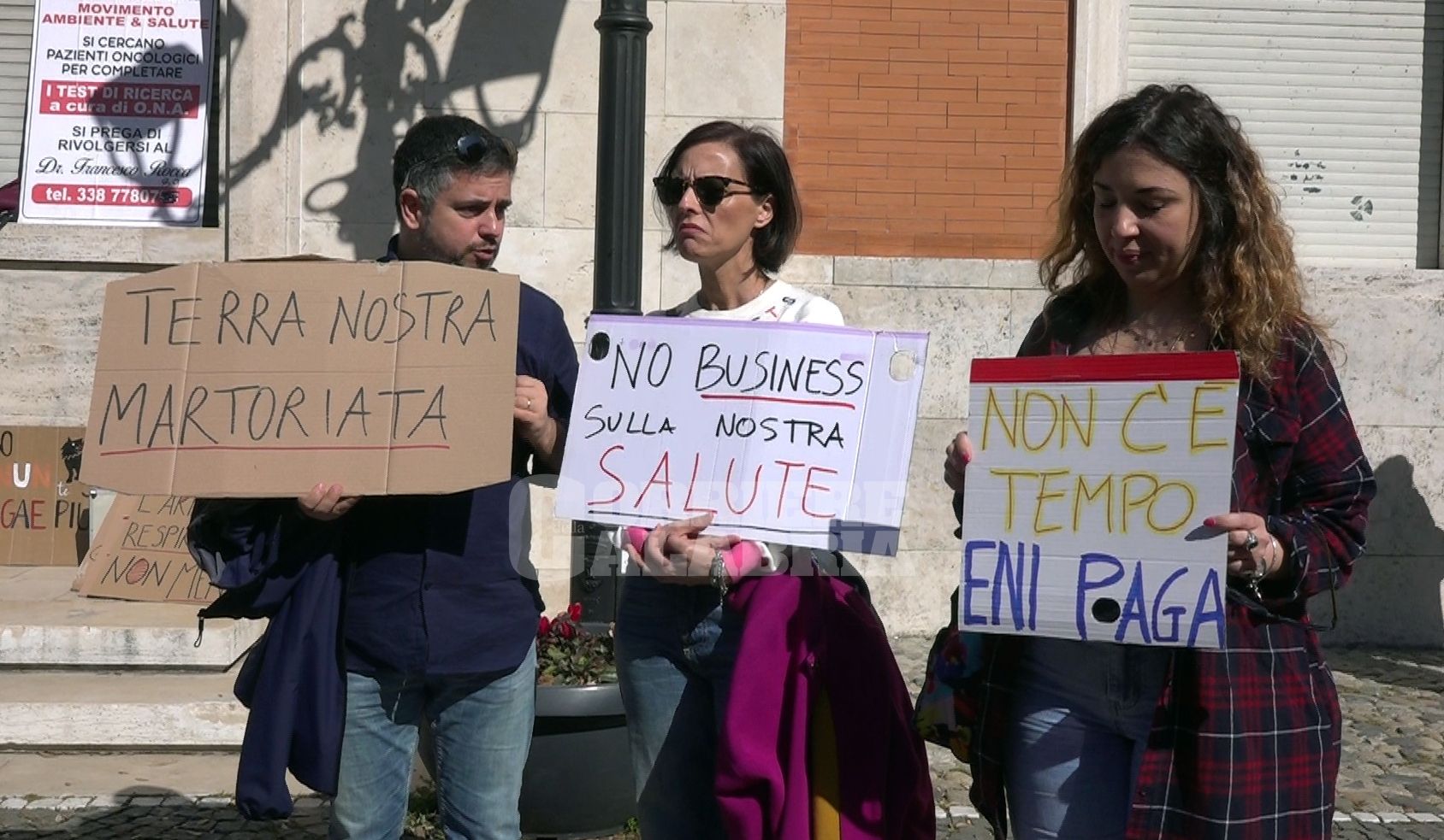 Rifiuti e veleni, cittadini in piazza a Crotone. «No allo spostamento di pochi metri» – VIDEO E FOTO