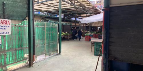 Crotone, il mercatino di via Manna