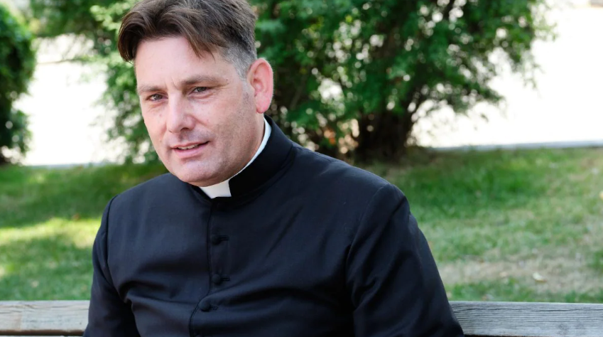 Roma, tenta di investire prete antispaccio. Colpito agente di scorta