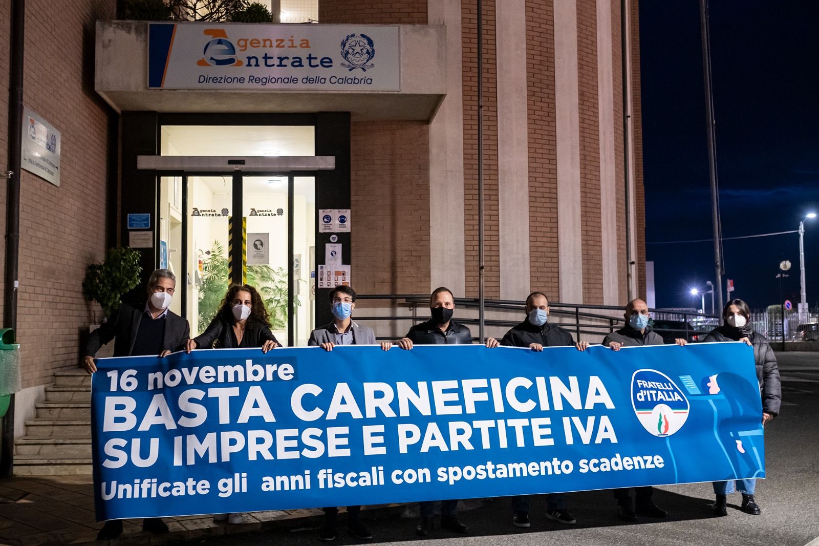 Catanzaro, Fdi davanti all'Agenzia delle entrate: «Non si lascino soli i lavoratori»