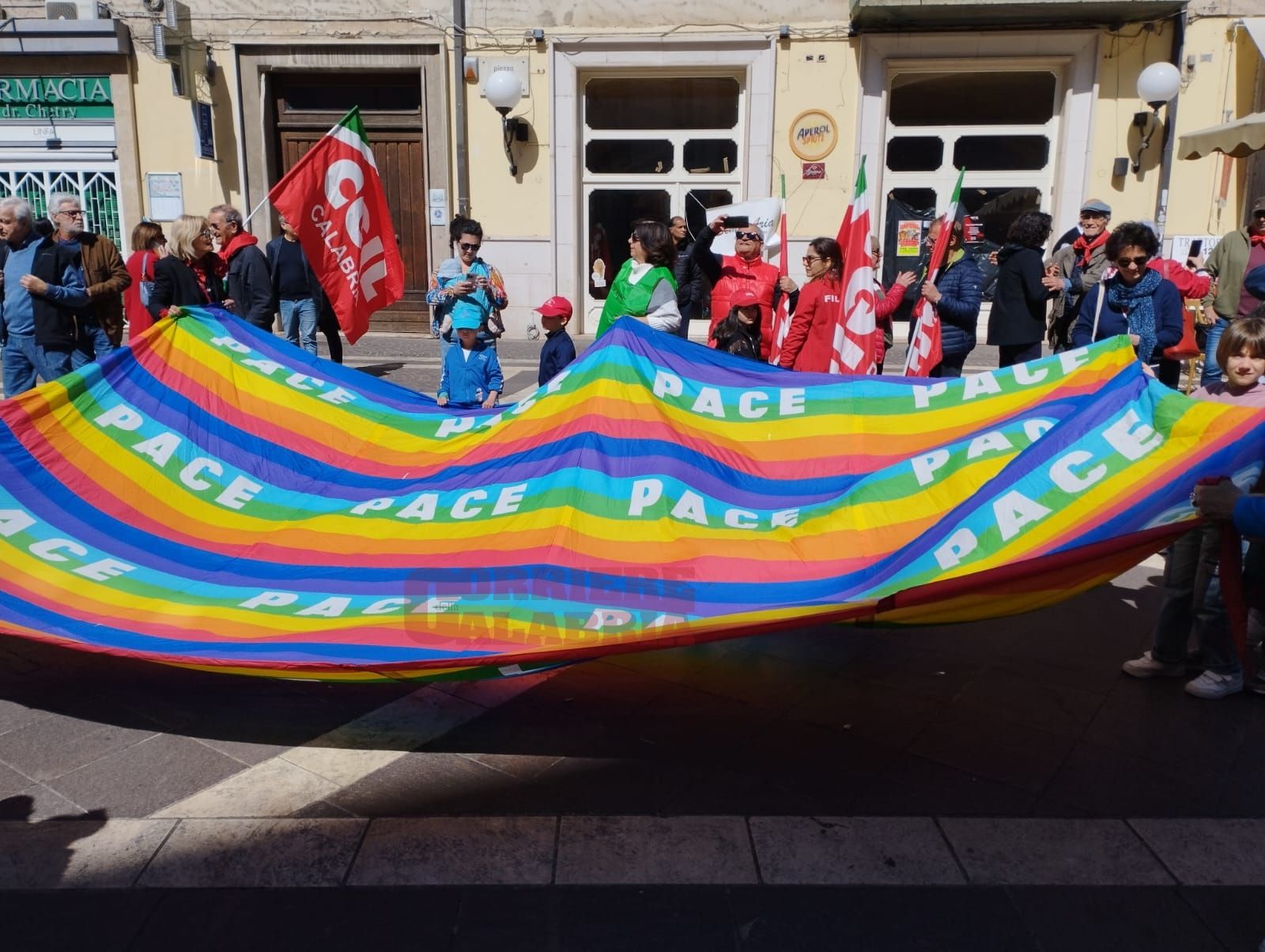 Cosenza, il corteo celebra la Liberazione e ricorda il papa – FOTO e VIDEO