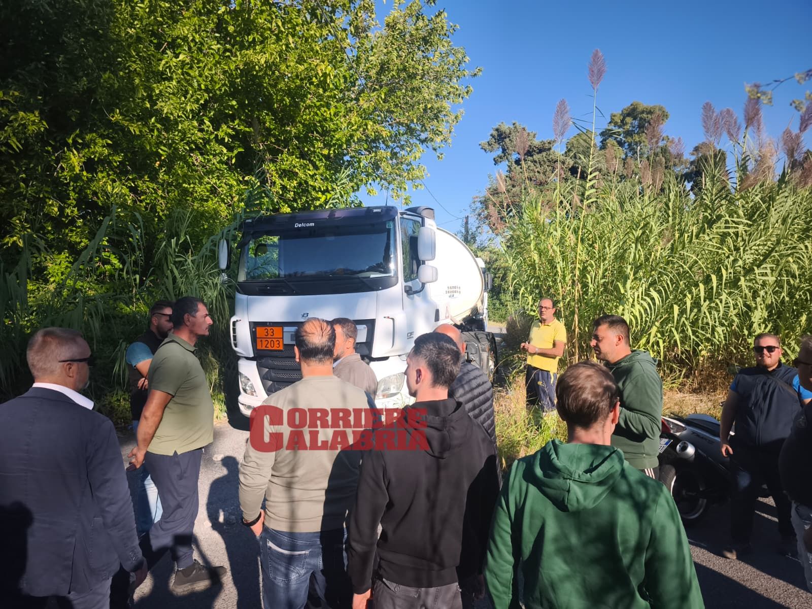 Protesta a Vibo Marina, agricoltori in pressing su Roma: «Politica “distratta”, ma se si ferma l’agricoltura si ferma tutto» – FOTO E VIDEO