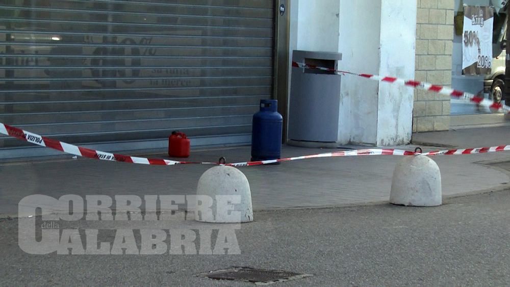 Crotone, bombola di gas e tanica di benzina davanti ad un centro commerciale – VIDEO