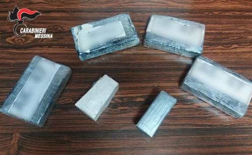 Dalla Calabria in Sicilia con oltre 5 chili di cocaina, arrestato un 31enne