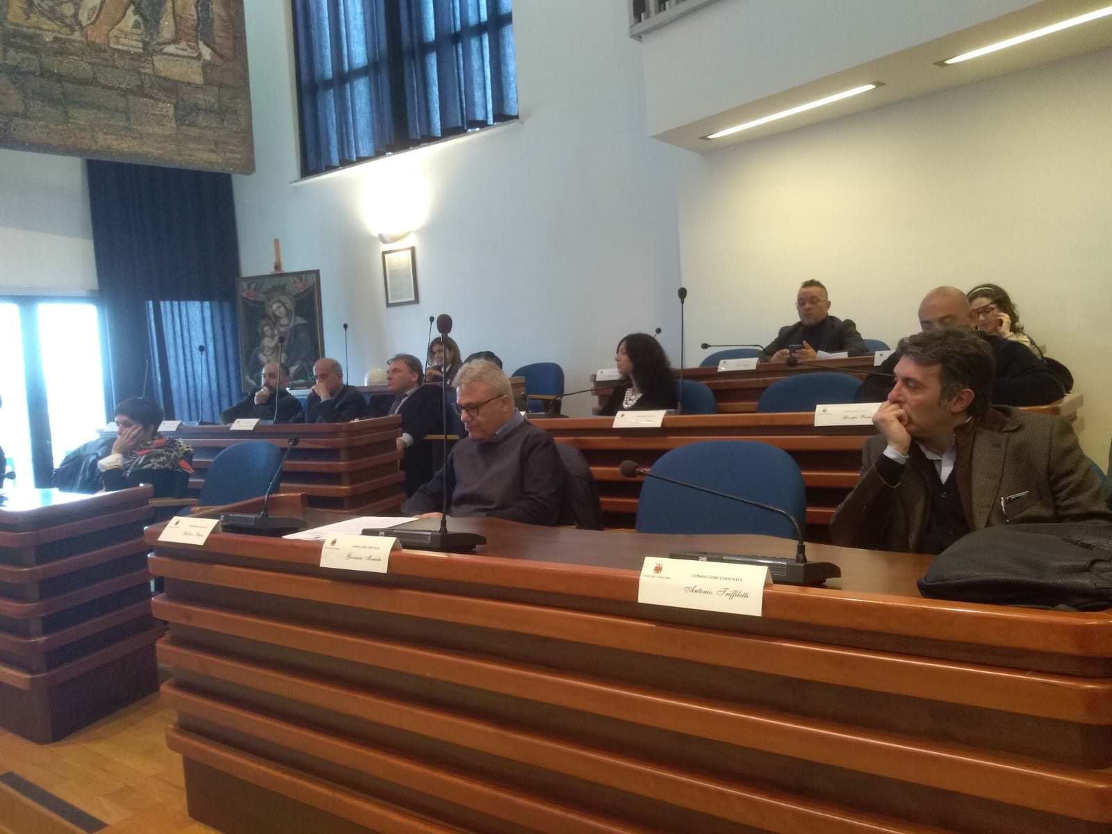 Catanzaro, tutti i paradossi di uno “strano” consiglio comunale