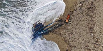 Il mare che restituisce e la memoria che svanisce