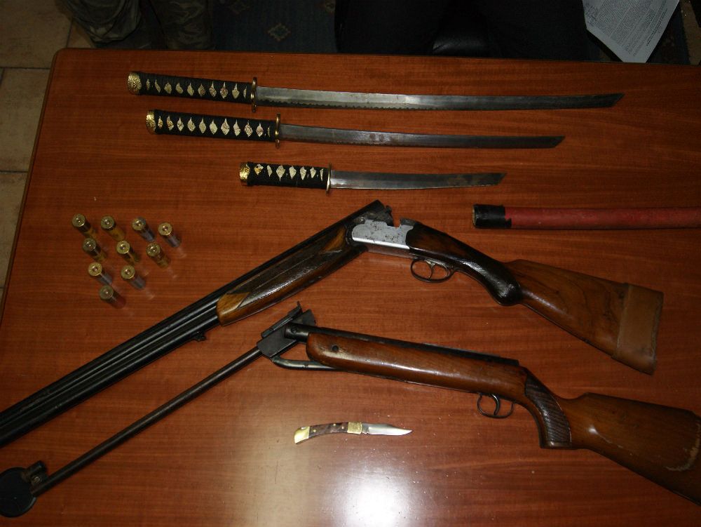 Spade giapponesi nell`armadio, arrestati due uomini a Feroleto