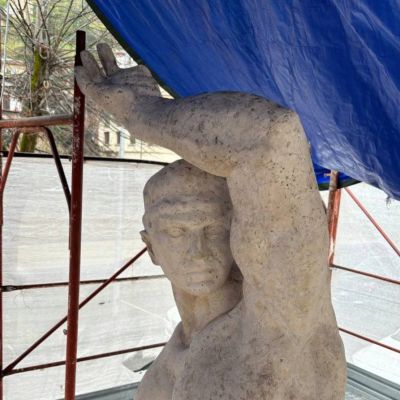 Fontana del Balilla a Cosenza, per settembre la fine dei lavori. Caruso riceve il giovane restauratore