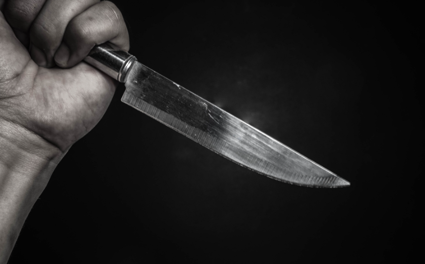 Colpisce la compagna minacciandola con un coltello e rapisce il figlio minorenne: arrestato un uomo nel Reggino