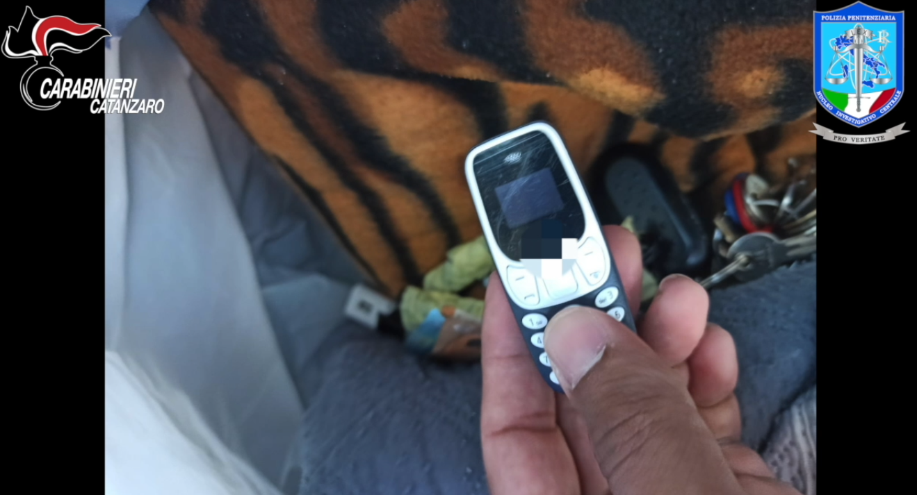 Le tariffe per “acquistare” cellulari e sim nel carcere di Catanzaro. Un detenuto effettua anche videochiamate