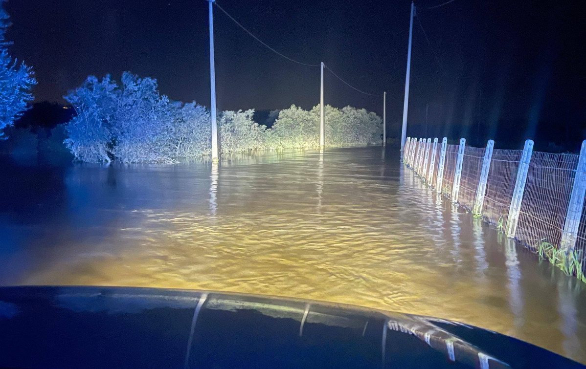 Crati fuori controllo: allagata la Piana di Sibari. Stasi: «C’è rabbia oltre che stanchezza» – FOTO