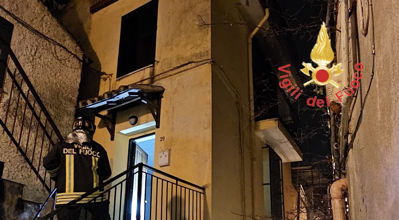 Tragedia nel centro storico di Rossano, abitazione in fiamme: muore una donna