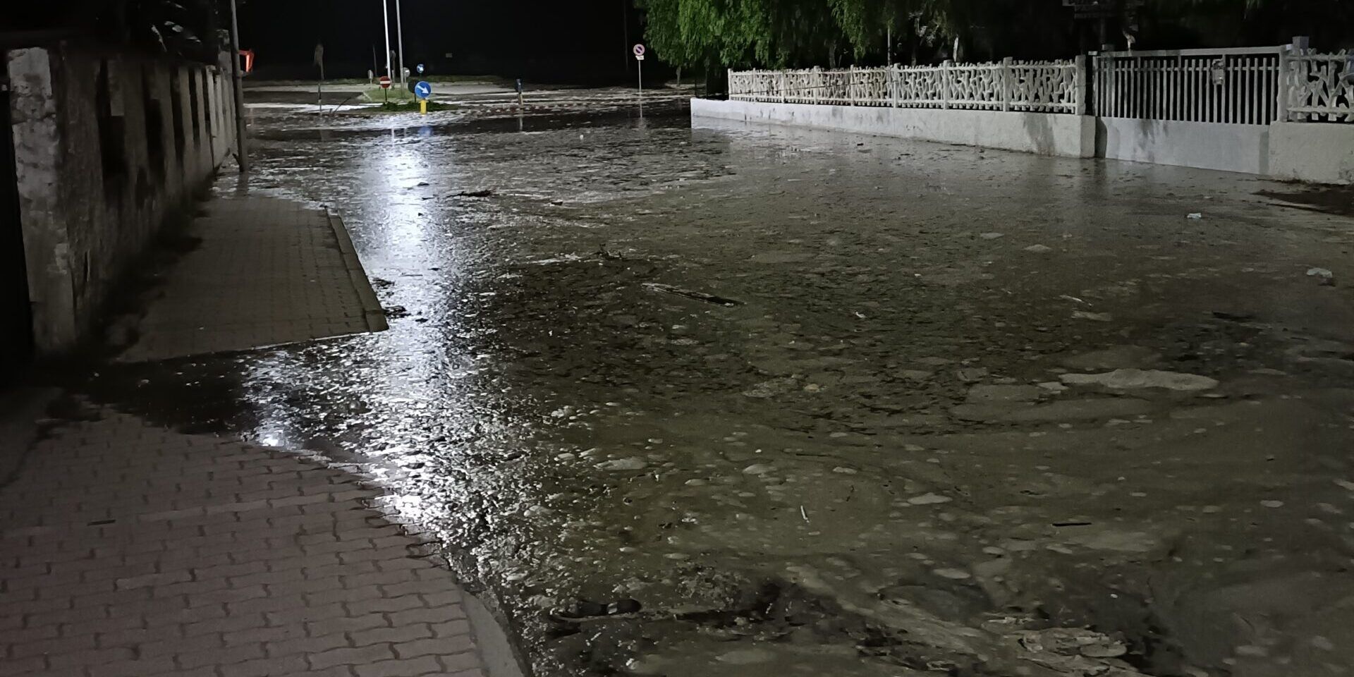 Nocera Terinese, prima mareggiata dell’autunno: ex lungomare investito dall’acqua