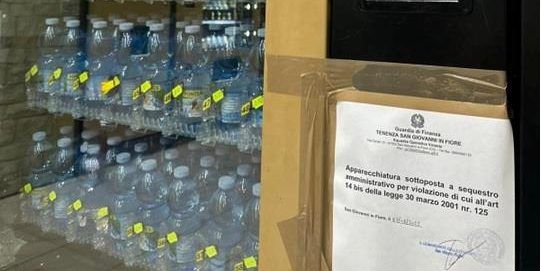 Vendita illegale di alcol, sequestrati due distributori automatici nel Cosentino