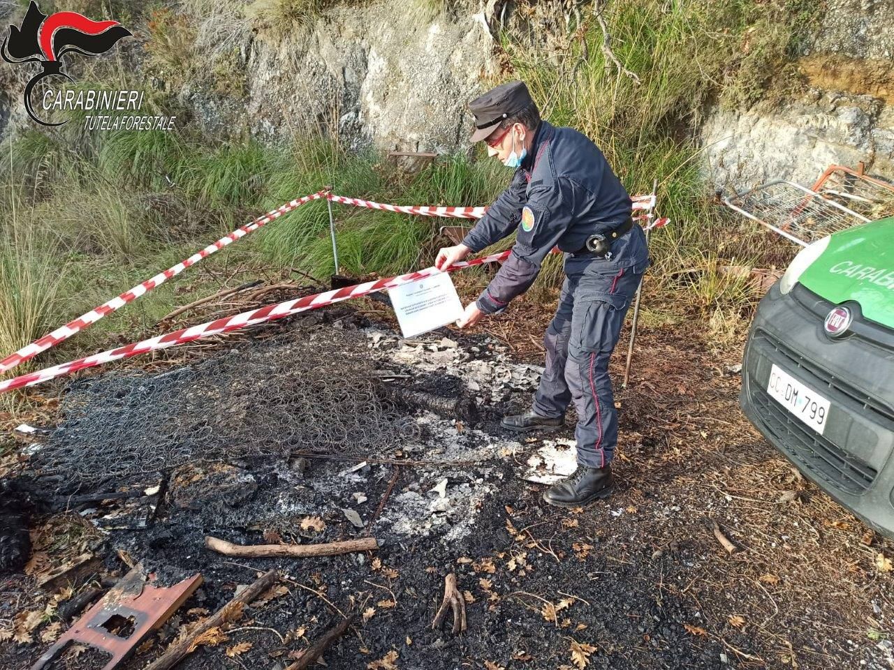 Dava fuoco ai rifiuti per smaltirli, uomo denunciato a Tortora