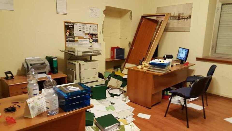 Cosenza, rubano negli uffici del Comune e lasciano i loro escrementi