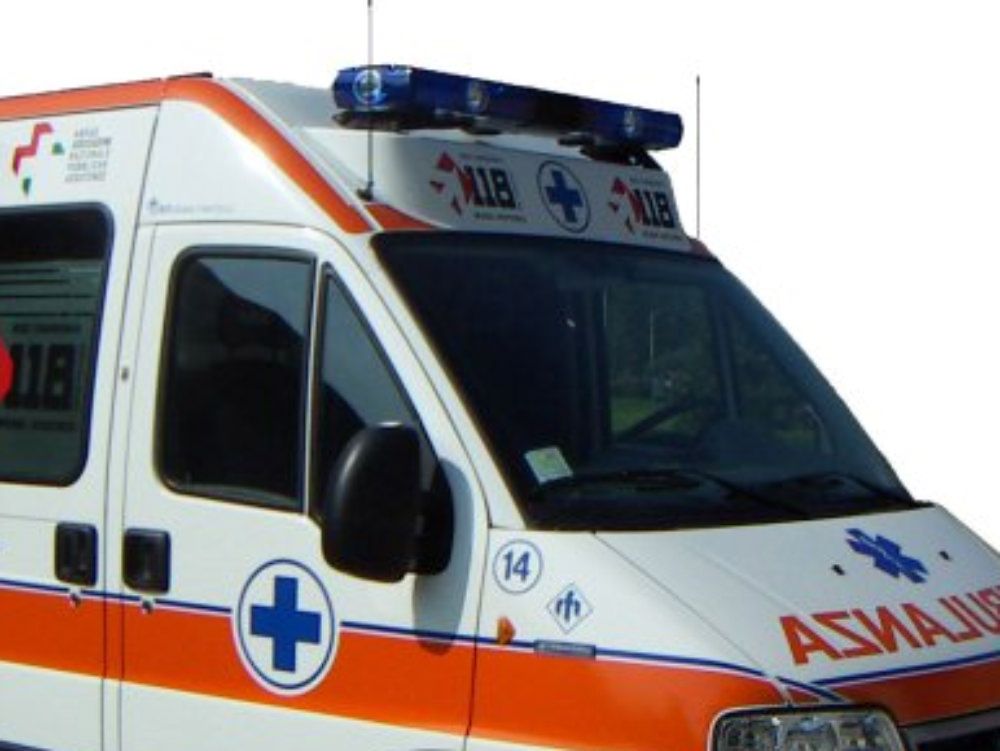 Cade dagli scogli, salvata dai carabinieri